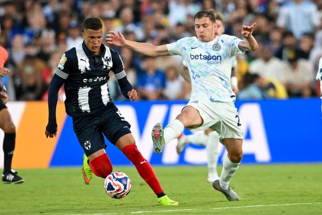 Nelson Deossa pelea un balón con Barella en el Mundial de Clubes (Foto: Cordon Press).