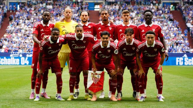 El once del Sevilla, con Loic Badé, ante el Schalke 04 (Foto: SFC).