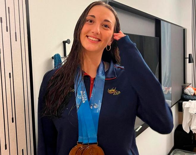 Marina García Polo posa junto a sus tres medallas de bronce.