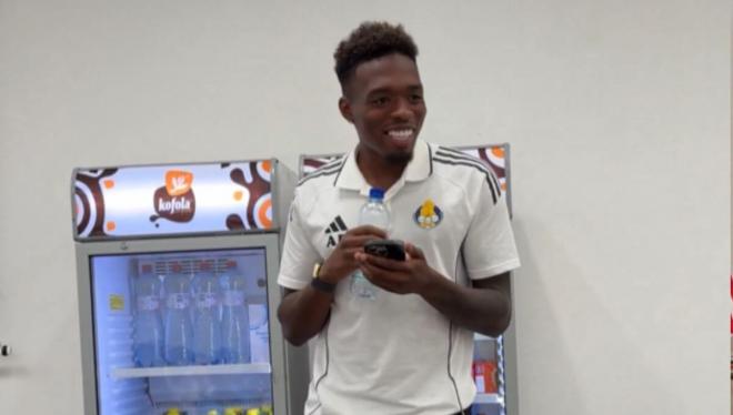 La novatada a Álvaro Djaló en el Al-Gharafa.