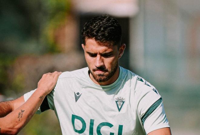 Álvaro García Pascual calienta antes del Cádiz-Al Sadd (Foto: CCF).