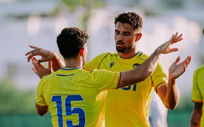 Álvaro García Pascual celebra con Ortuño uno de sus goles en el Cádiz-Al Sadd (Foto: CCF).