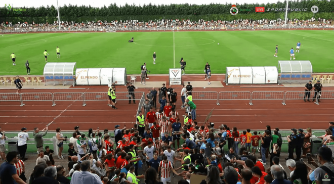 La charla entre Iñigo Vicente y Oihan Sancet. (Foto: Racing)