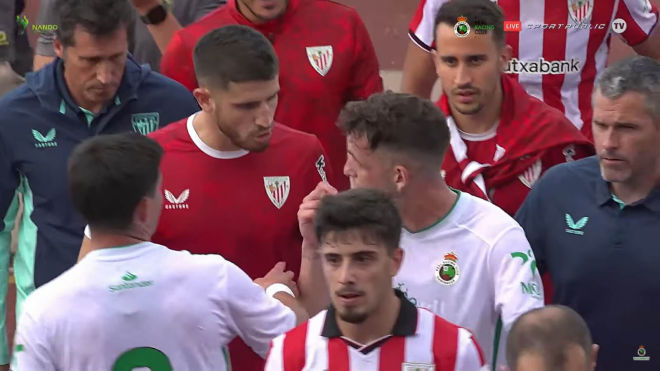 La charla entre Iñigo Vicente y Oihan Sancet. (Foto: Racing)