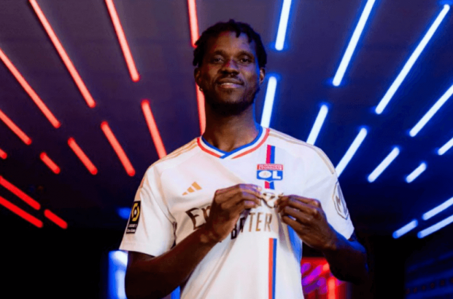 Paul Akouokou posa con la camiseta del club francés. (Foto: OL)