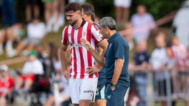 Ernesto Valverde conversa con Unai Egiluz. (Foto: Athletic)