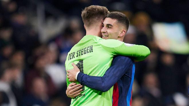 Ferran Torres abraza a Ter Stegen (Cordon Press)