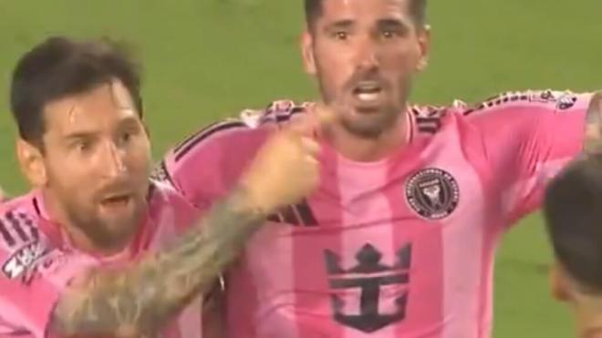 Messi se dirige a un jugador de Atlas (Foto: Apple TV)