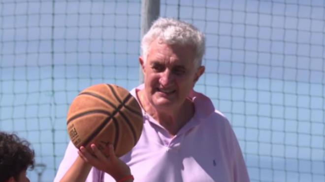 Fernando Romay, con un chico jugando al baloncesto (Foto: Telecinco)
