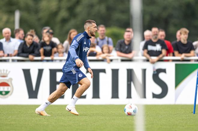 Hasan Kuruçay, uno de los refuerzos del Schalke 04 esta temporada (foto: s04 X).