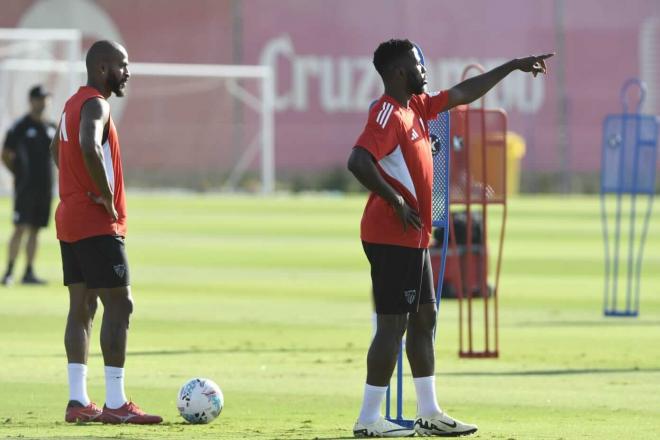 Kelechi Iheanacho y Marcao, durante la sesión del jueves (Foto: Kiko Hurtado).