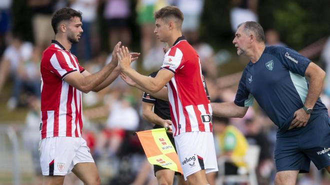 Jon de Luis entra por Unai Egiluz en el Racing-Athletic (Foto: ATH).