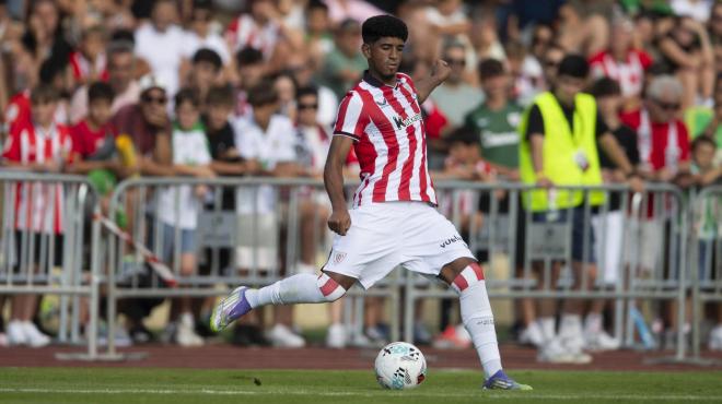 Adu Ares busca un pase en el Racing-Athletic (Foto: ATH).