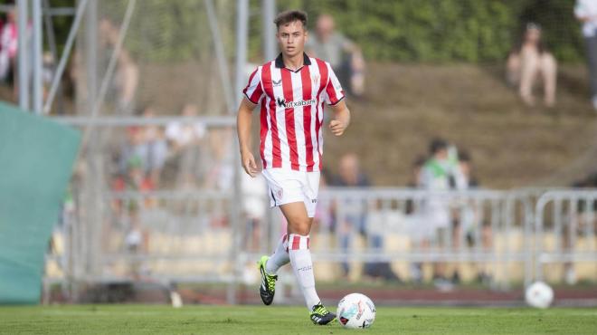 Jon de Luis conduce la pelota en el Racing-Athletic (Foto: ATH).