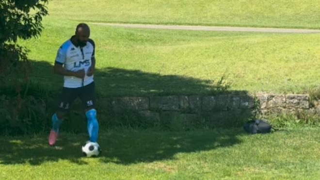 Sinama-Pongolle jugando al FootGolf (Instagram)