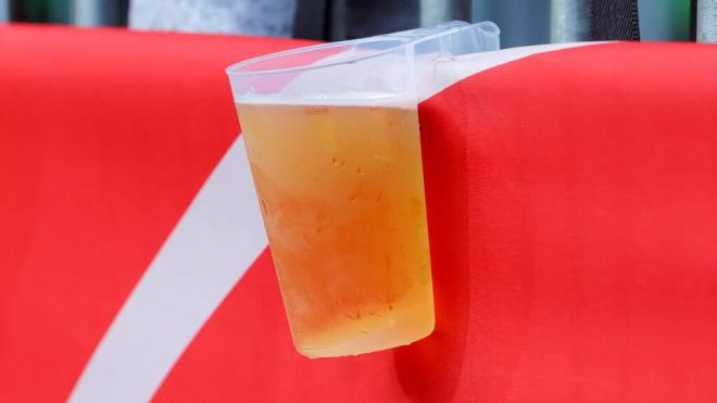 Jarra de cerveza en las gradas de un campo de fútbol (Foto: Cordon Press)