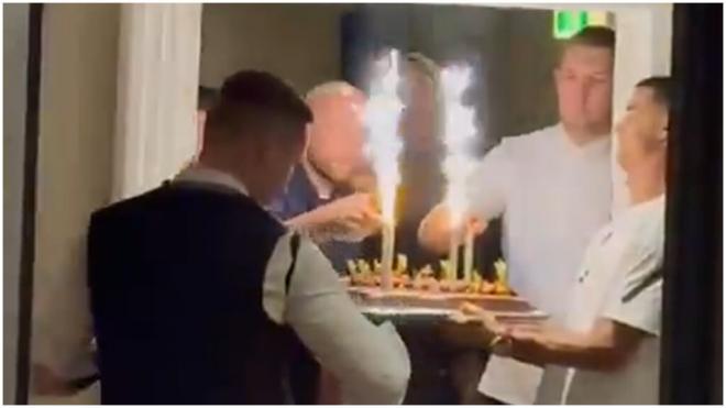 Ronaldo ayudando a preparar la tarta al chef del Al Nassr. (Foto: @arielipillo)