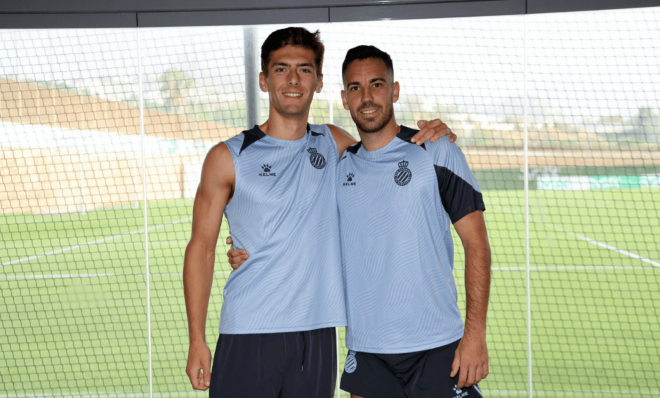 José Gragera y Edu Expósito posan como pericos. (Foto: RCD Espanyol)