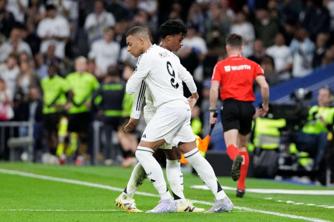 Endrick sustituyendo a Kylian Mbappé (Cordon Press)