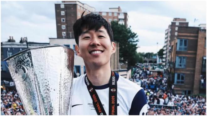 Son con el trofeo de la Europa League. (@hm_son7)