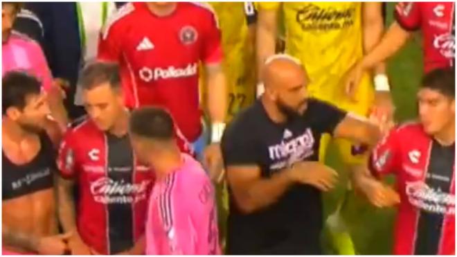 Yassine Cheuko, guardaespaldas de Leo Messi, empujando a un jugador del Atlas. (X)