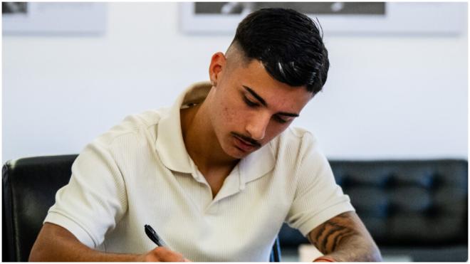 Paco Cortés firmando su renovación con el Levante. (@LevanteUD)