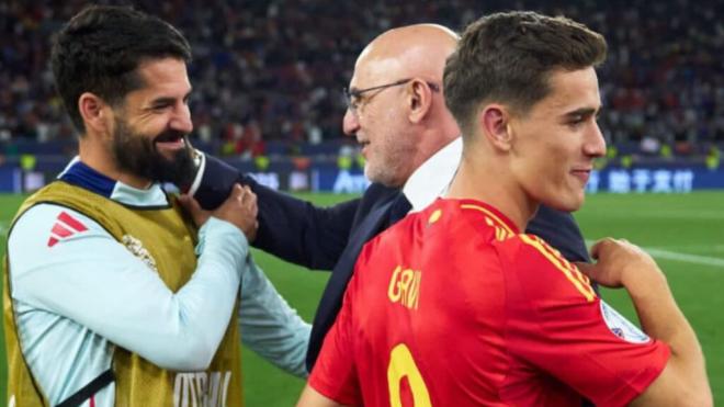 Gavi ,junto a Isco y Luis de la Fuente (Foto: Selección Española)