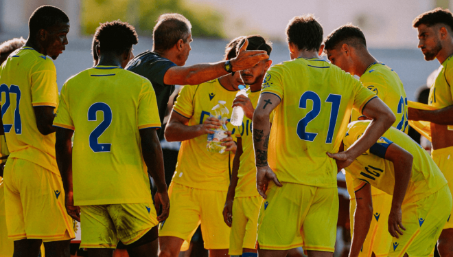 Garitano da instrucciones a sus jugadores durante un amistoso (Foto: CCF).