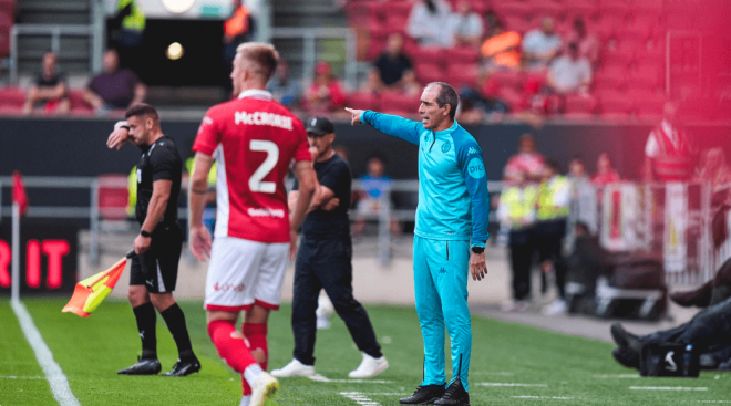 Guillermo Almada durante el duelo ante el Bristol City FC