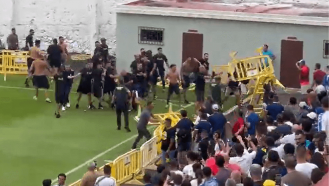 Pelea entre ultras de la UD Las Palmas y aficionados del Tenerife.