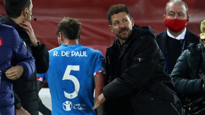 Rodrigo De Paul y Simeone en un partido del Atlético de Madrid (Cordon Press)