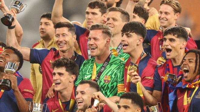 Ter Stegen celebra LALIGA con sus compañeros (Cordon Press)