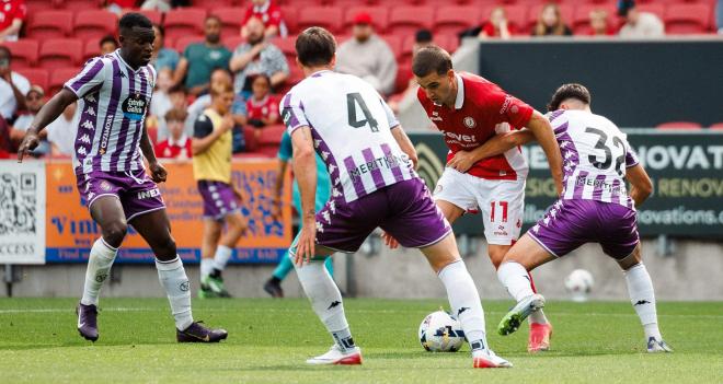 La defensa del Real Valladolid, ante el Bristol City.