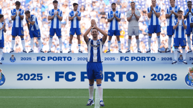 Luuk de Jong posa como nuevo jugador del FC Oporto (Foto: FCP).