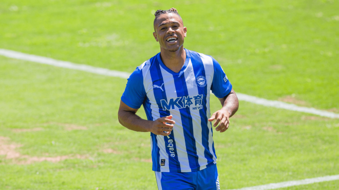 Mariano Díaz celebra un gol en pretemporada con el Deportivo Alavés (Foto: DA).
