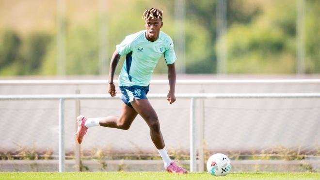 Nico Williams se entrena junto con sus compañeros en Lezama (Foto: Athletic Club).