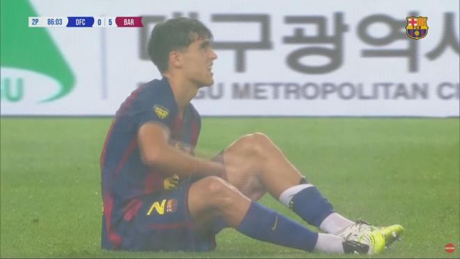 Pau Cubarsí pidiendo las asistencias médicas en el partido contra el Daegu en Corea (FC Barcelona