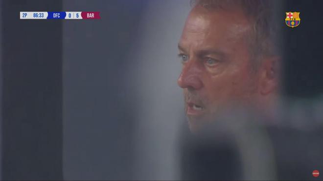La cara de Hansi Flick al ver la lesión de Pau Cubarsí (FC Barcelona)
