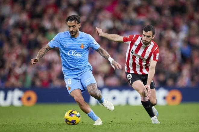 Antonio Sánchez, perseguido por Íñigo Lekue en el Athletic-Mallorca (Foto: Europa Press).