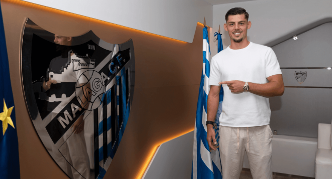 Javi Montero posa como nuevo jugador del Málaga (FOTO: Málaga CF).