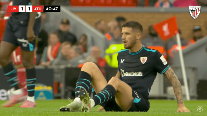 Oihan Sancet, en el césped en el partido frente al Liverpool.