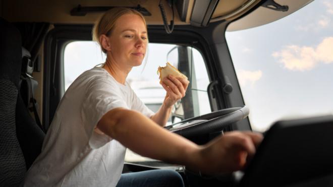 Mujer distraída conduciendo (Foto: Freepik)