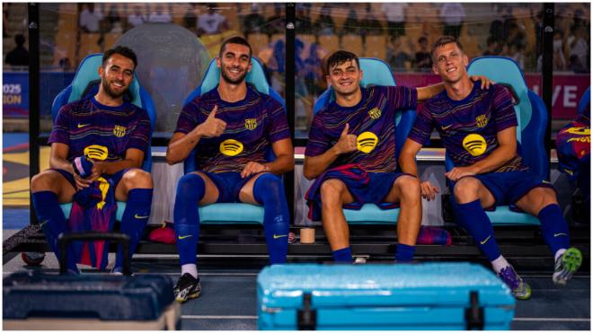 Eric García, Ferran Torres, Pedri y Dani Olmo, en el banquillo en un partido del Barcelona (FCB X)
