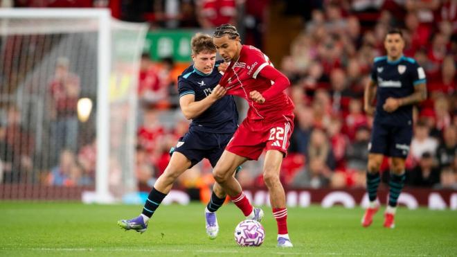 Mikel Jauregizar sufre en pretemporada ante el Liverpool en Anfield (Foto: Athletic Club).