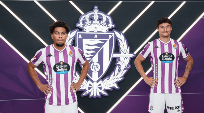 Julien Ponceau y Guille Bueno, posando junto al escudo del Real Valladolid.