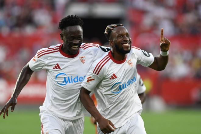 Lukebakio celebra con Akor Adams su gol en el Trofeo Antonio Puerta (Foto: Kiko Hurtado).