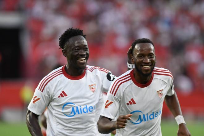 Lukebakio celebra con Akor Adams su gol en el Trofeo Antonio Puerta (Foto: Kiko Hurtado).