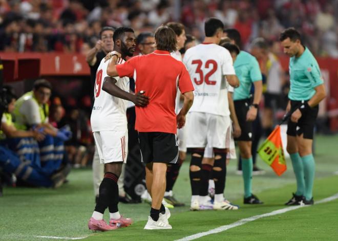 Almeyda habla con Iheanacho en el Trofeo Antonio Puerta (Foto: Kiko Hurtado).