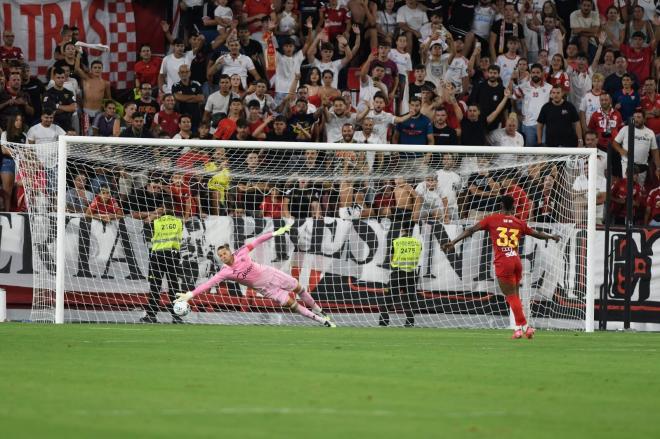 Nyland detiene un penalti en el Trofeo Antonio Puerta (Foto: Kiko Hurtado).