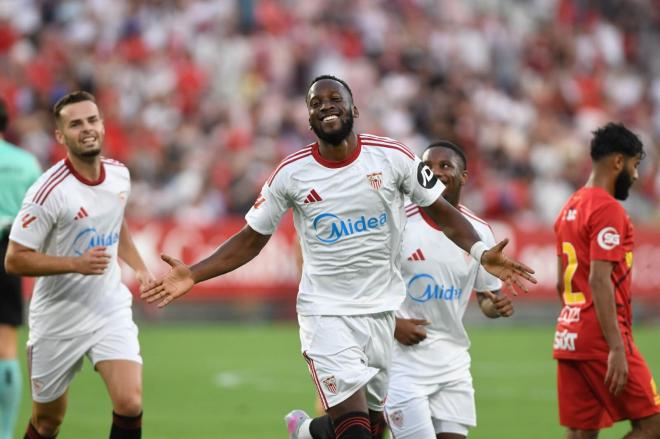Lukebakio celebra su gol en el Trofeo Antonio Puerta (Foto: Kiko Hurtado).